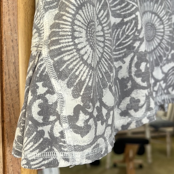 Lululemon Pace Setter Skirt. Beachy floral white fossil/black. EUC Size 2 - Picture 3 of 9